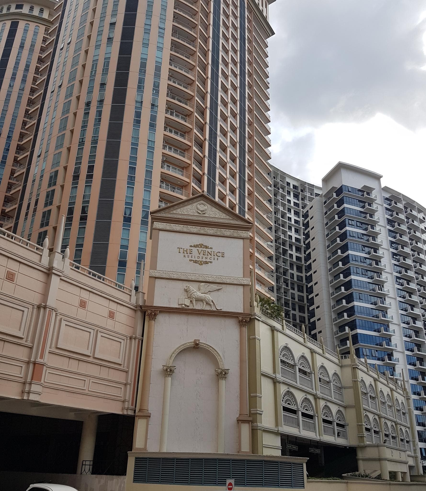 Condominium — photo 1